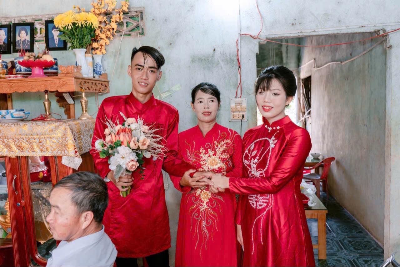 Có thể là hình ảnh về một hoặc nhiều người và đám cưới