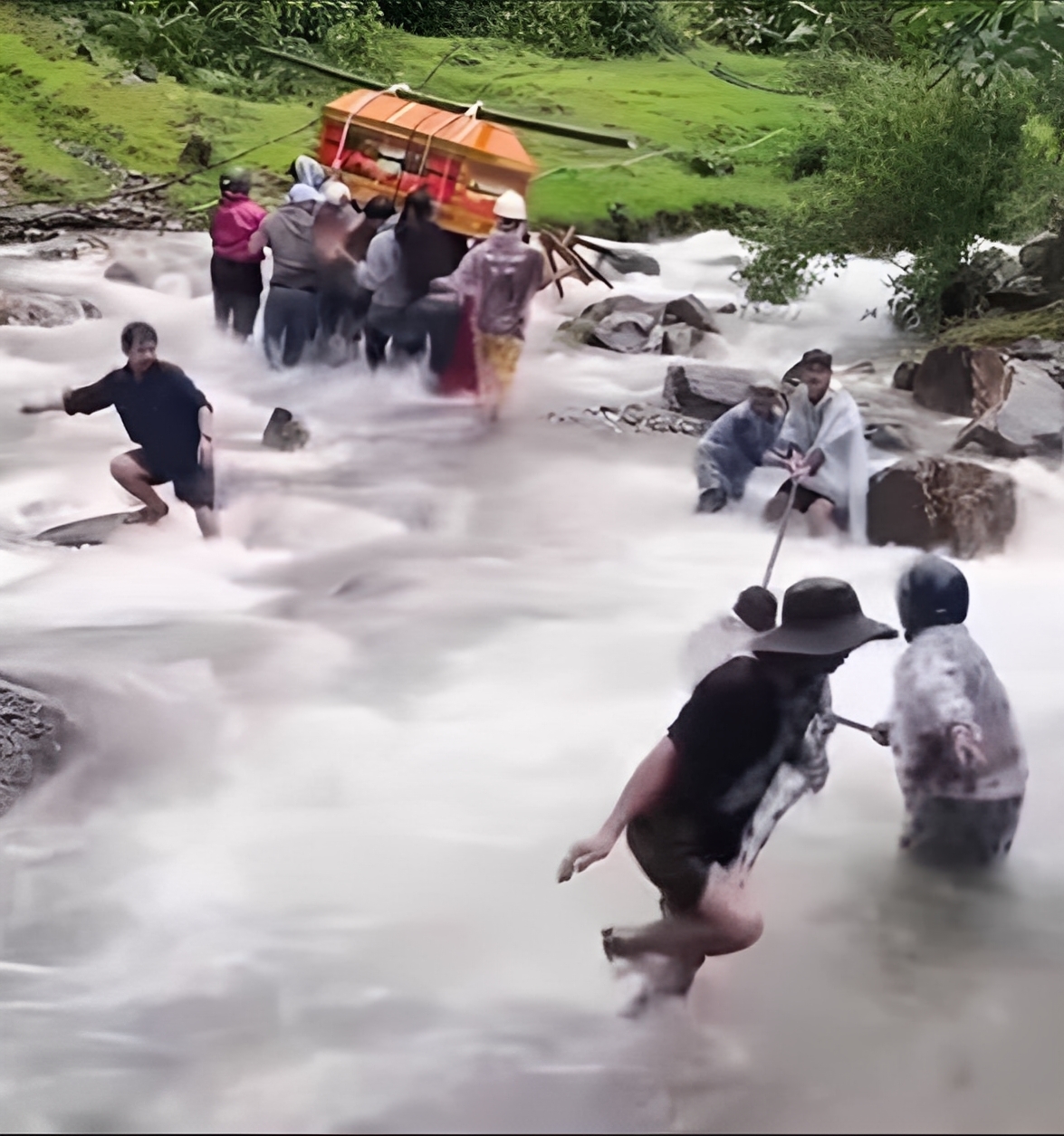 Có thể là hình ảnh về một hoặc nhiều người