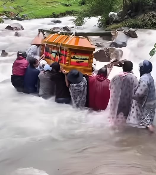 Có thể là hình ảnh về một hoặc nhiều người và tàu hỏa