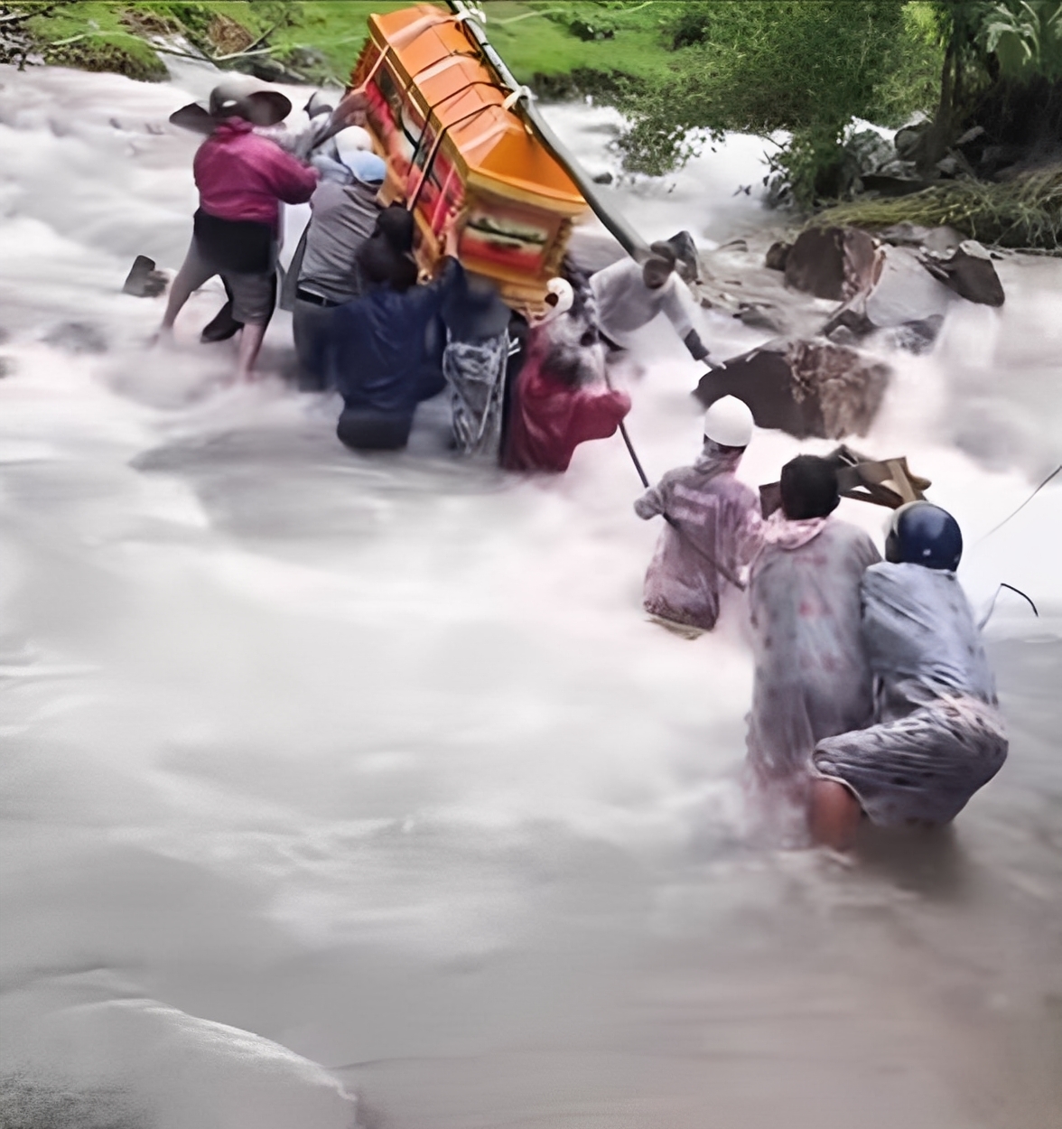 Có thể là hình ảnh về một hoặc nhiều người