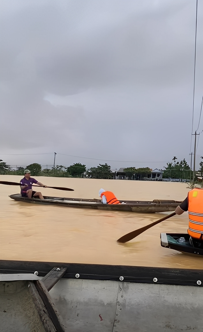Có thể là hình ảnh về thuyền