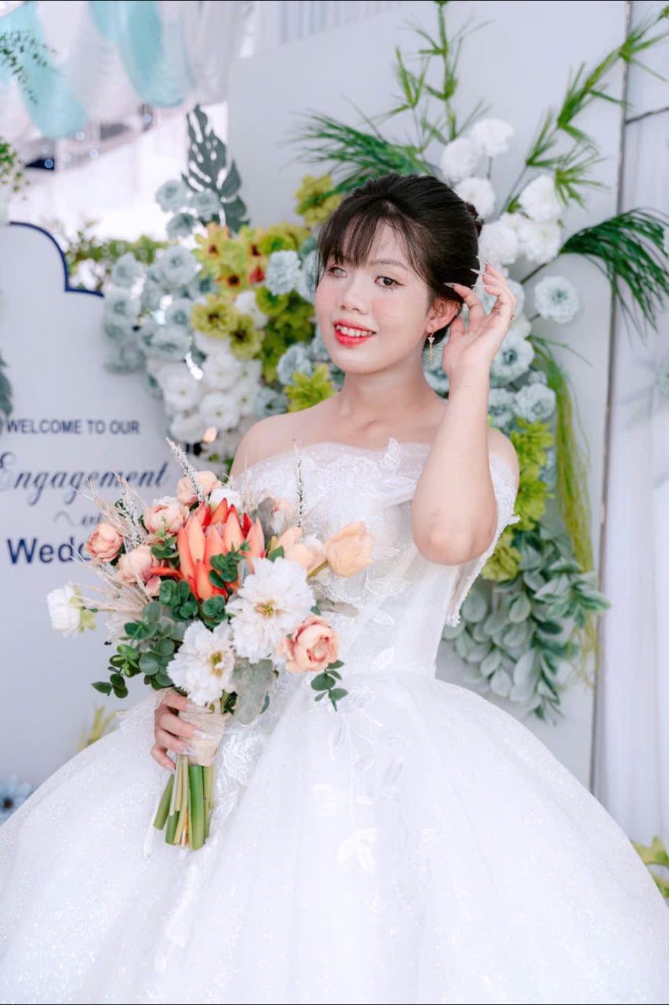 Có thể là hình ảnh về hoa cát tường, hoa baby, đám cưới và văn bản cho biết 'WEL.COME TO OUR ngagenent ۱ Wede'