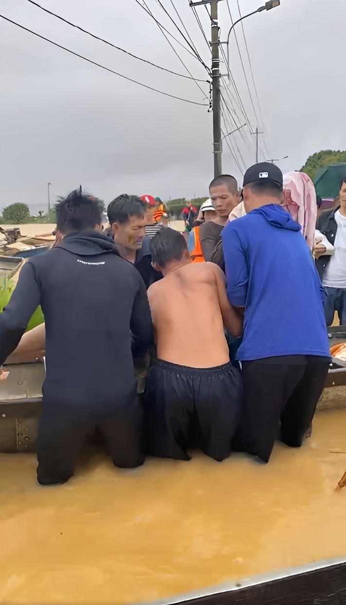 Có thể là hình ảnh về một hoặc nhiều người