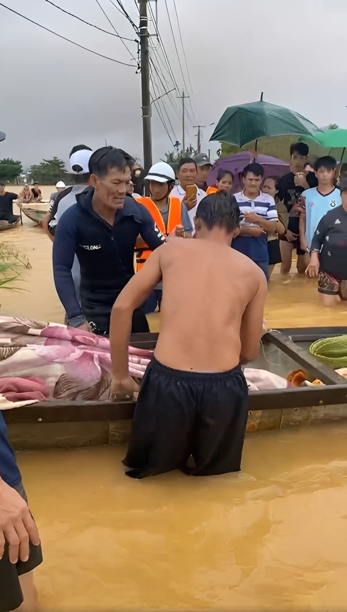 Có thể là hình ảnh về một hoặc nhiều người