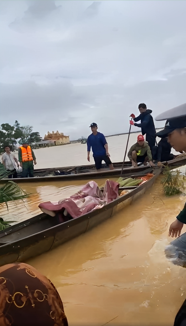 Có thể là hình ảnh về thuyền