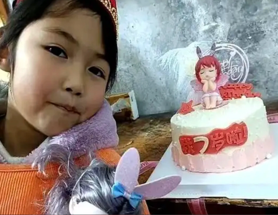 Con gái 2 tuổi mắc bệnh tan máu, người cha nghèo cùng quẫn đào huyệt mộ nằm với con mỗi ngày để
