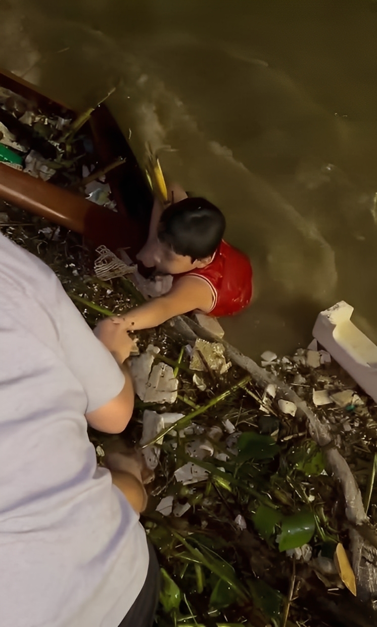 Có thể là hình ảnh về thuyền