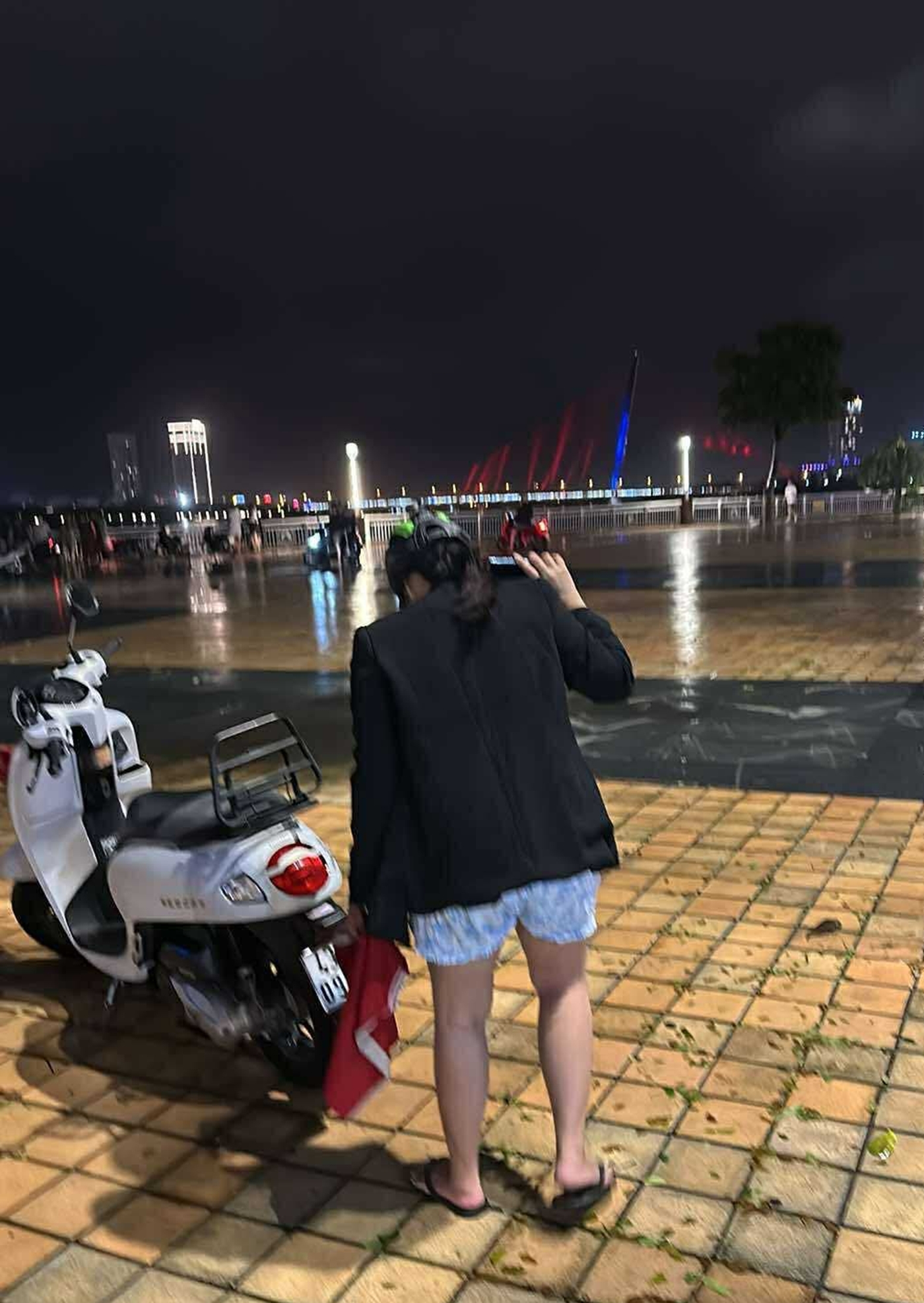 Có thể là hình ảnh về xe scooter, xe môtô và văn bản