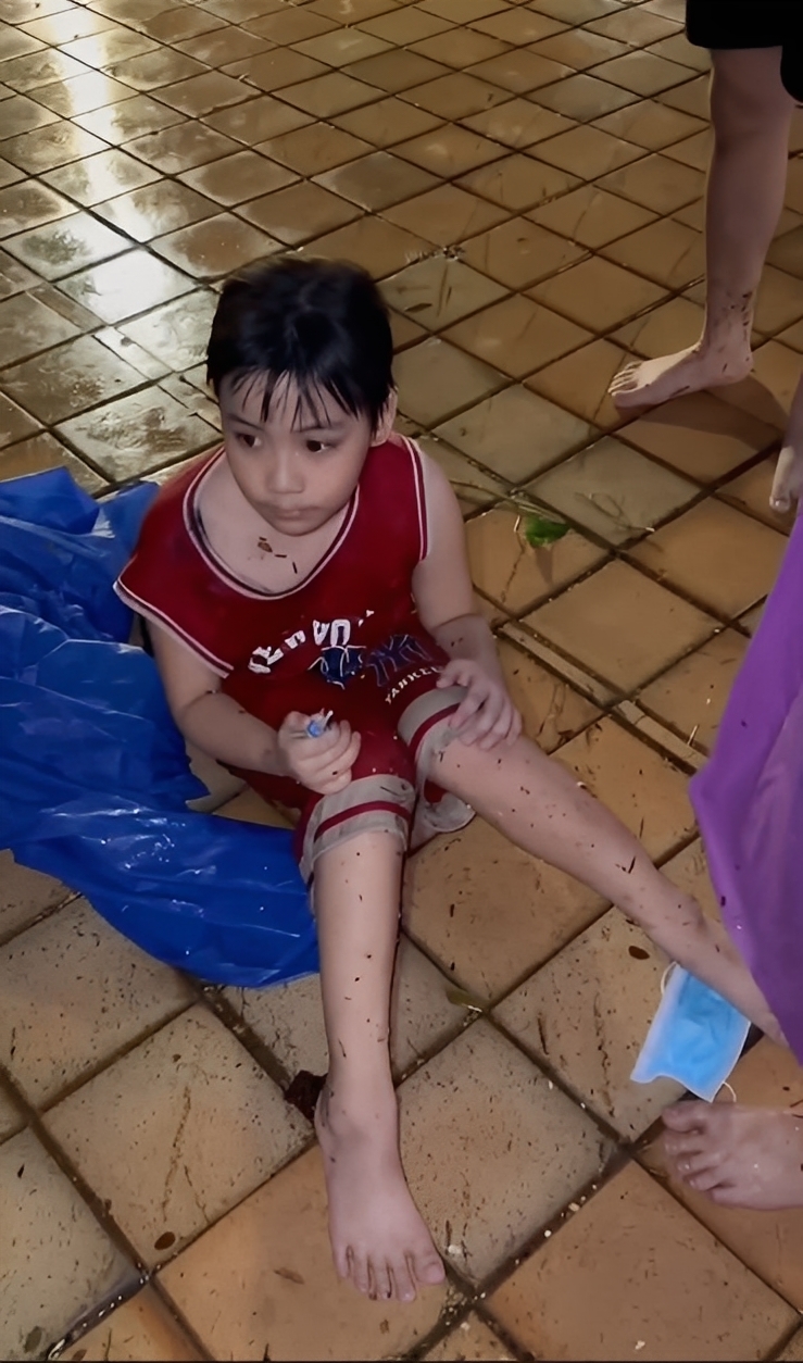 Có thể là hình ảnh về trẻ em và thủy vực
