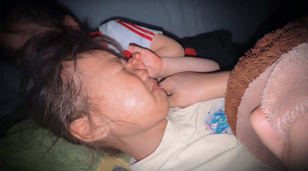 Có thể là hình ảnh về em bé