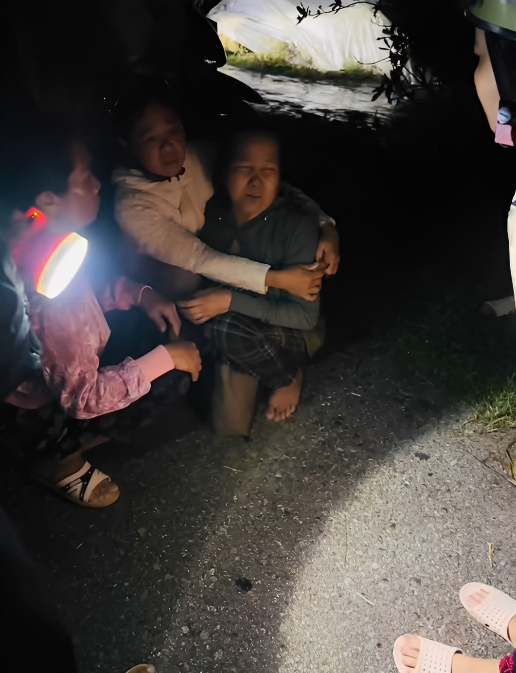 Có thể là hình ảnh về một hoặc nhiều người