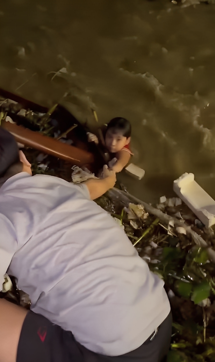 Có thể là hình ảnh về câu cá