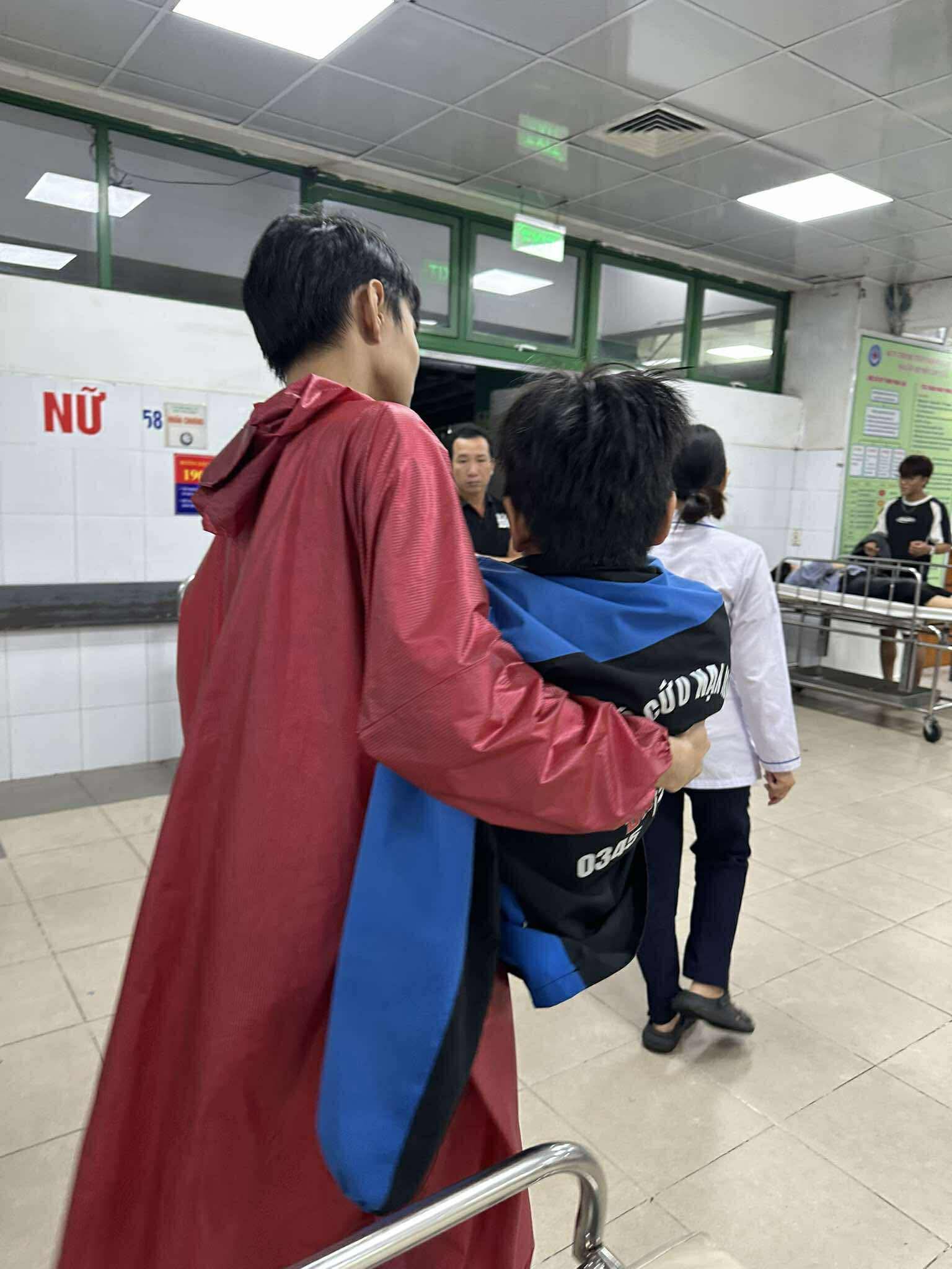 Có thể là hình ảnh về một hoặc nhiều người và Siêu nhân