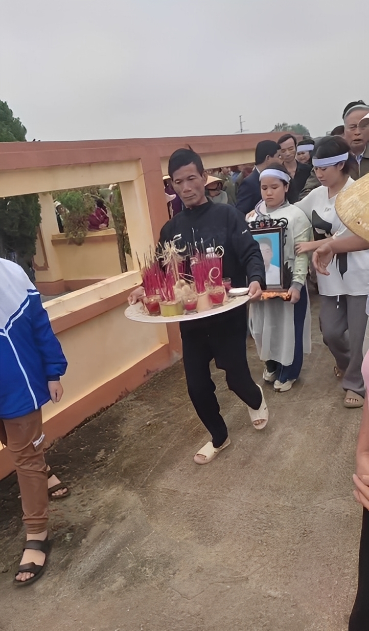 Có thể là hình ảnh về một hoặc nhiều người và mọi người đang cười
