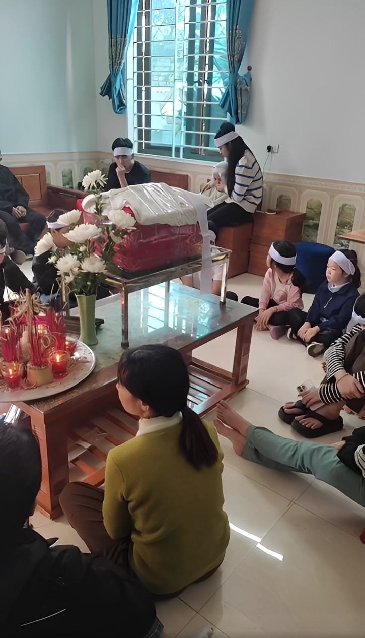 Có thể là hình ảnh về một hoặc nhiều người