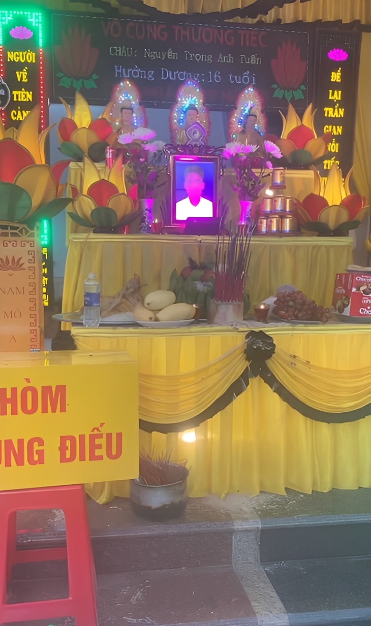 Có thể là hình ảnh về đền thờ và văn bản cho biết 'NGƯỜI 生一 CẢN VỀ TIÊN :ลเ์าิ CHÀU: Nguyễn TỌng አከ Tuẩn CHAU:Nguyễn Hưởng HưongDr'dag:16tuổi Dưc Dương:16 16 tuổi ĐỂ LẠI THẦN GIAN Τόι ב"לו ตอ 기 NAN MO ตอ អាយត HÒM NG ĐIẾU C7'